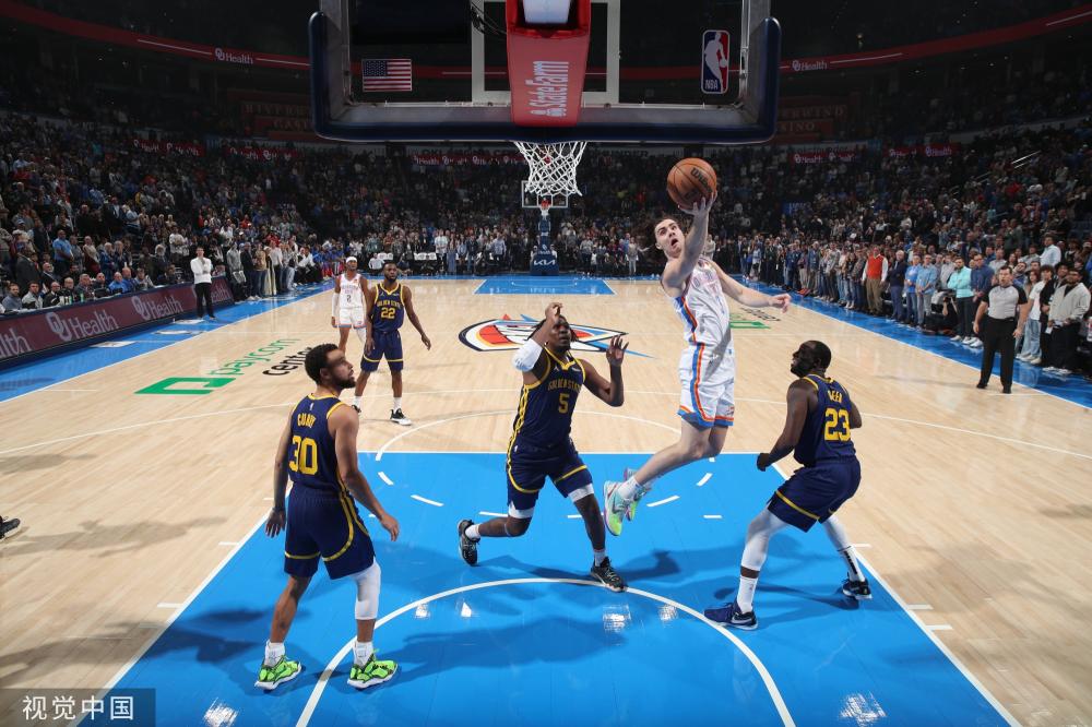 更是对她多 更是对她多